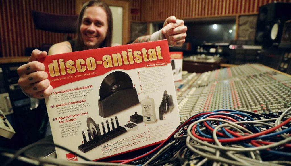 Disco-Antistat levypesuri Astia-studio A:n tarkkaamossa