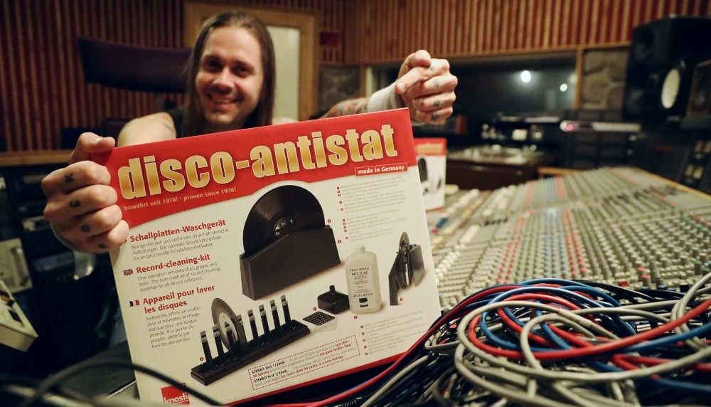 Disco-Antistat levypesuri Astia-studio A:n tarkkaamossa