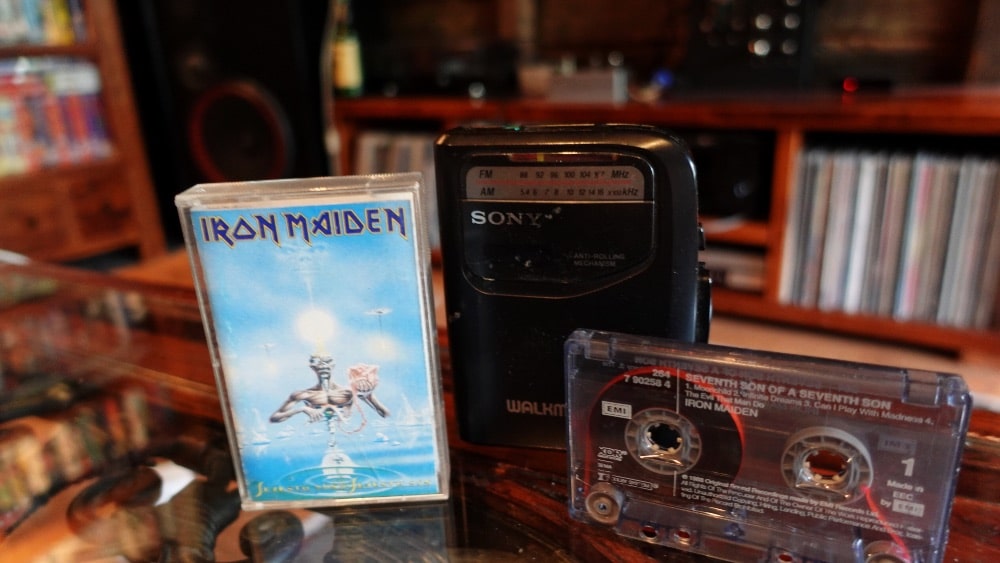 Iron Maidenin Seventh Son of a Seventh Son -kasetti ja Sony Walkman -kasettisoitin