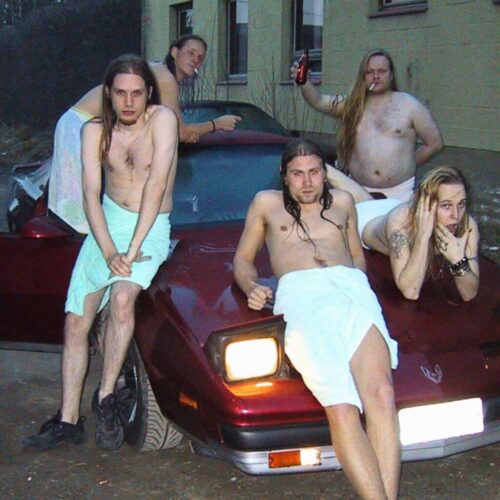 Murhajärviset poseeraavat Allun Pontiacin päällä Astia-studion pihalla. Murhajärviset poseeraavat Allun Pontiacin päällä Astia-studion pihalla.