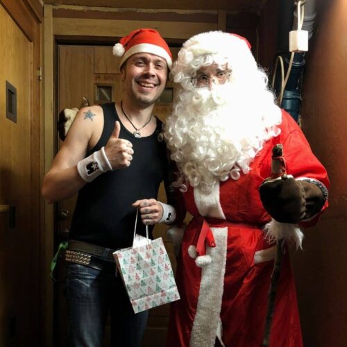 Aattoiltana klo 23 studion ulko-ovella hortoili punanuttuinen hahmo. Aattoiltana klo 23 studion ulko-ovella hortoili punanuttuinen hahmo.