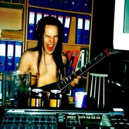 Children of Bodom -yhtyeen Alexi Laiho Astia-studion tarkkaamossa vuonna 1998. Children of Bodom -yhtyeen Alexi Laiho Astia-studion tarkkaamossa vuonna 1998.