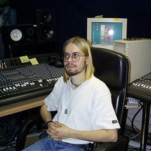 Mackien SR40-8 ja 24/8-buss-miksauspöydät Astia-studion tarkkaamossa vuonna 1998. Mackien SR40-8 ja 24/8-buss-miksauspöydät Astia-studion tarkkaamossa vuonna 1998.