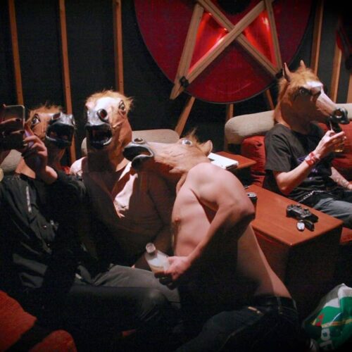 Kolme korskeaa pollea poseeraa, mutta Anssi-oria ei voisi vähempää kiinnostaa. Kolme korskeaa pollea poseeraa, mutta Anssi-oria ei voisi vähempää kiinnostaa.