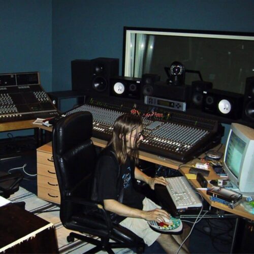 Love Recordsin vanha Helios ja Mackien 40-8-mikserit kolmannessa lokaatiossa vuonna 2001. Love Recordsin vanha Helios ja Mackien 40-8-mikserit kolmannessa lokaatiossa vuonna 2001.