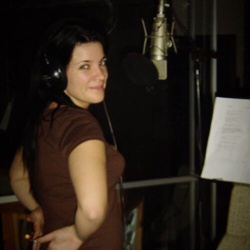 Suomen ensimmäinen Idols-voittaja Hanna Pakarinen A-studion lauluhuoneessa 2005. Suomen ensimmäinen Idols-voittaja Hanna Pakarinen A-studion lauluhuoneessa 2005.