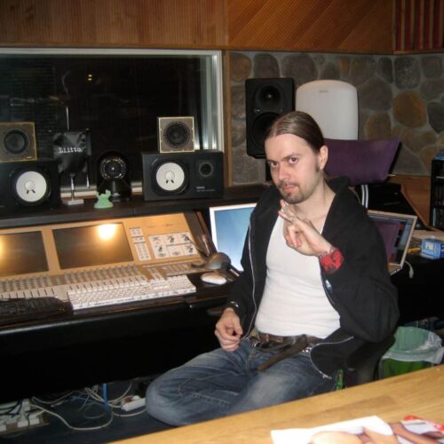 Mackie d8b-miksauspöytä Astian A-studion tarkkaamossa vuonna 2009. Mackie d8b-miksauspöytä Astian A-studion tarkkaamossa vuonna 2009.