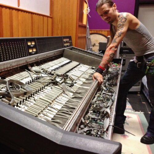 Saksasta haetun Trident Vector 432 -miksauspöydän testikasaus vuonna 2012. Saksasta haetun Trident Vector 432 -miksauspöydän testikasaus vuonna 2012.