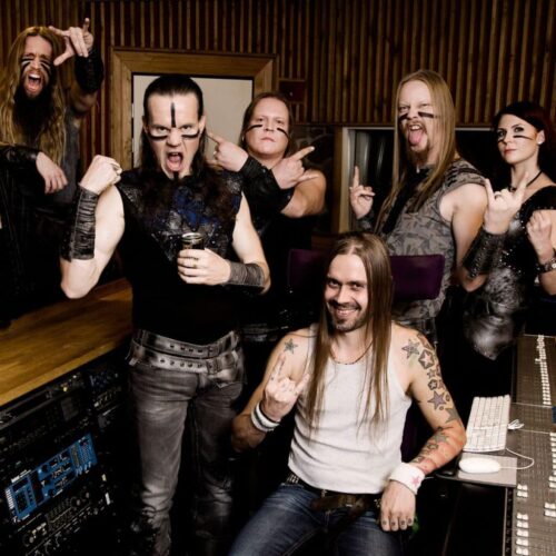 Ensiferum-yhtye One Man Army -albumin sessiossa A-studion tarkkaamossa vuonna 2014. Ensiferum-yhtye One Man Army -albumin sessiossa A-studion tarkkaamossa vuonna 2014.