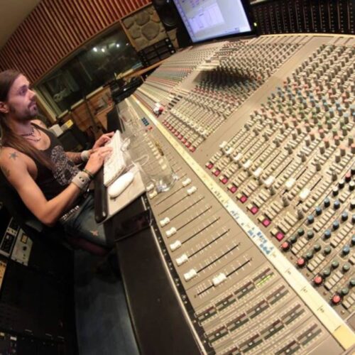 Trident Vector 432 A-studion tarkkaamossa Lullacryn Hell on High Heels -sessiossa 2014. Trident Vector 432 A-studion tarkkaamossa Lullacryn Hell on High Heels -sessiossa 2014.