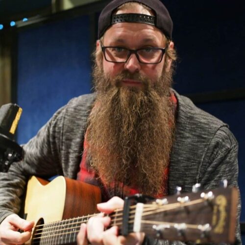 Tuottaja Miitri Aaltonen soittopuuhissa A-studiossa vuonna 2019. Tuottaja Miitri Aaltonen soittopuuhissa A-studiossa vuonna 2019.