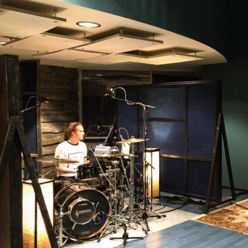 Toni Paananen ja Astian hyväsaundinen vuokrasetti A-studion rumpuhuoneessa 2019. Toni Paananen ja Astian hyväsaundinen vuokrasetti A-studion rumpuhuoneessa 2019.