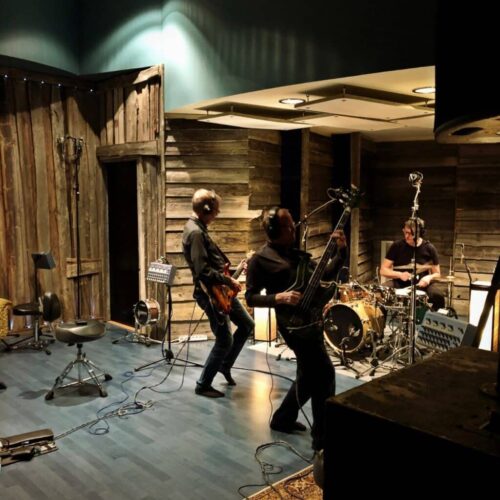 Dr. Papas -yhtyeen soittajat jammailevat A-studion rumpuhuoneessa vuonna 2020. Dr. Papas -yhtyeen soittajat jammailevat A-studion rumpuhuoneessa vuonna 2020.