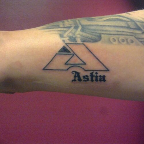 Astia-studion logo tatuoituna Jarkko ”Jave” Veijalaisen hauikseen. Astia-studion logo tatuoituna Jarkko ”Jave” Veijalaisen hauikseen.