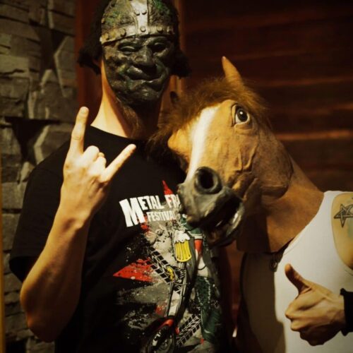 Ensiferumin Petri Lindroos ja Anssi hetki ennen livestriimin häiriköintiä. Ensiferumin Petri Lindroos ja Anssi hetki ennen livestriimin häiriköintiä.