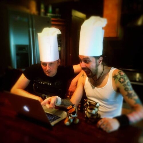 Tutiokokit sessiorumpali Toni Paananen ja Anssi reseptijahdissa. Tutiokokit sessiorumpali Toni Paananen ja Anssi reseptijahdissa.