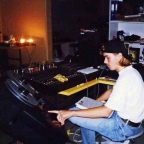 Astia-studio aloitti toimintansa Sammonlahden kirkon pommisuojassa. Kuva on vuodelta 1994. Anssi Kippo ensimmäisessä Astia-studion lokaatiossa vuonna 1994