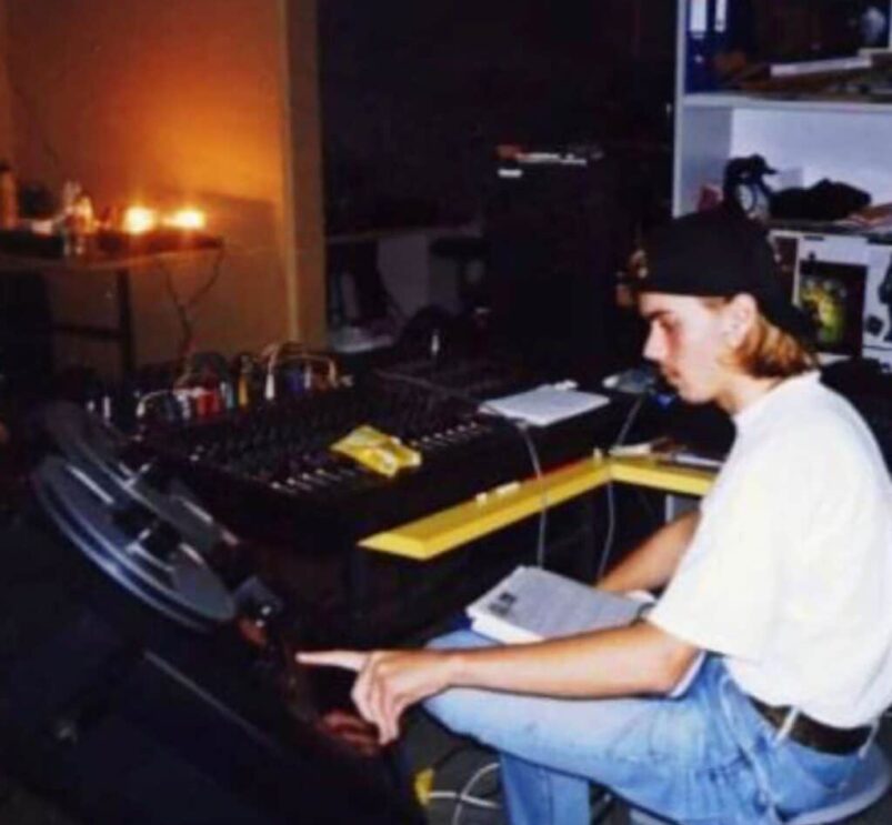 Anssi Kippo ensimmäisessä Astia-studion lokaatiossa vuonna 1994