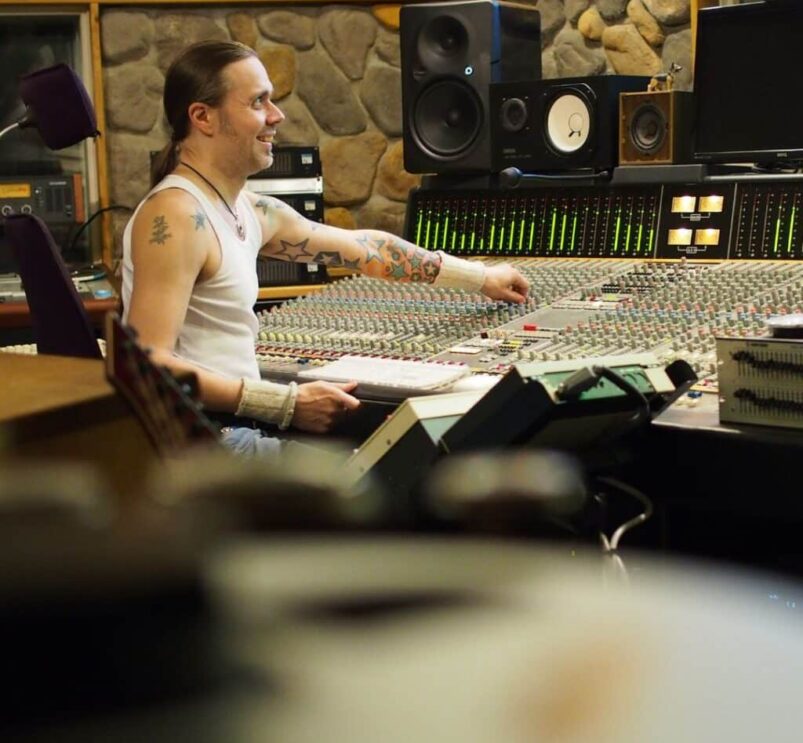 Anssi Astia-studio A:n tarkkaamossa