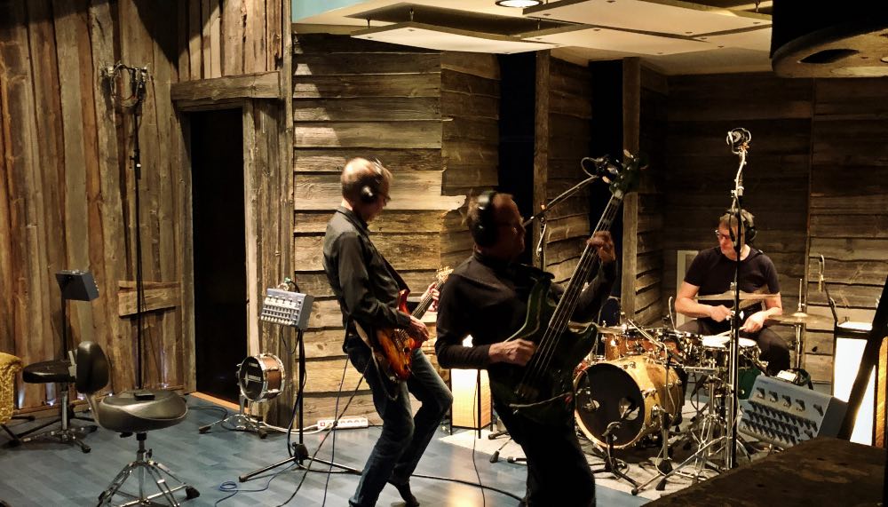 Dr. Papas -yhtyeen pohjaraitojen liveäänitys Astia-studio A:ssa