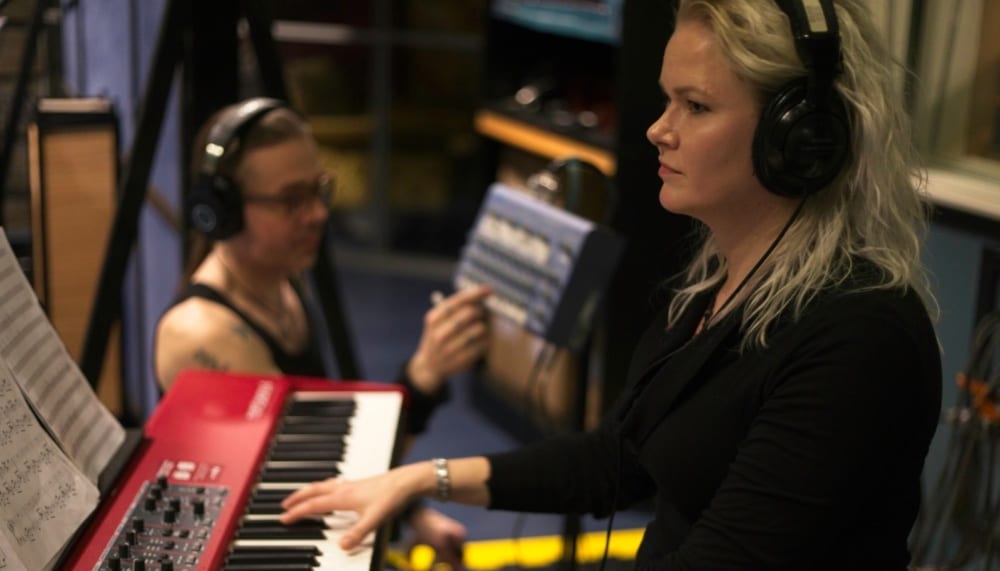 Inari Kytömäki soittaa ja Anssi Kippo ruuvaa kuulokekuuntelua Astia-studio A:ssa