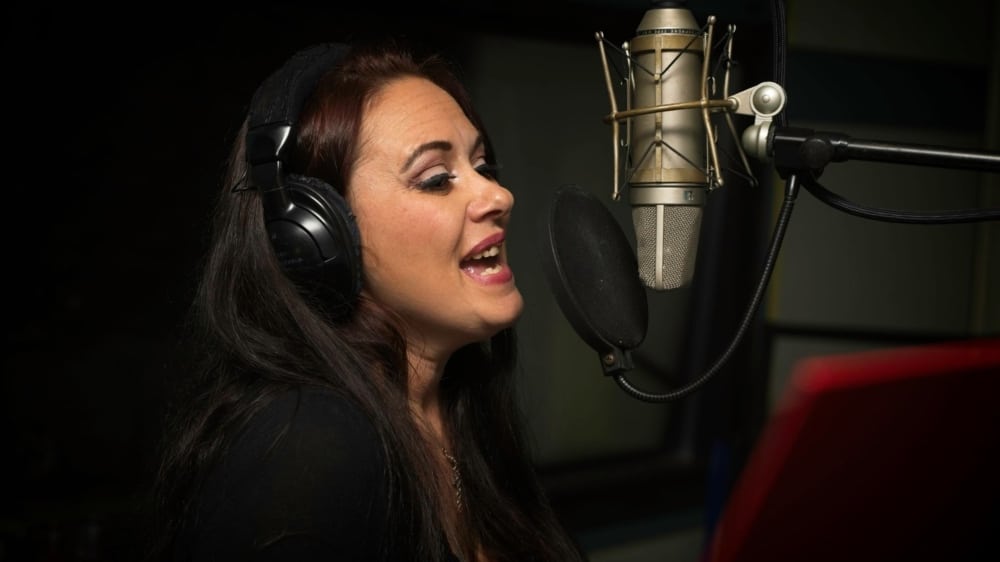 Mariina Niittymäki laulaa Neumann U67-putkimikrofoniin Astia-studiossa