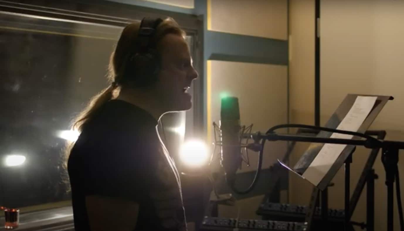 Royal Max -yhtyeen Mikko Koponen ja Neumann U67-putkimikrofoni Astia-studion lauluhuoneessa