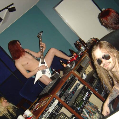 Twilightning-yhtyeen kitaraäänitys Astia-studio A:n tarkkaamossa. Twilightning-yhtyeen kitaraäänitys Astia-studio A:n tarkkaamossa.