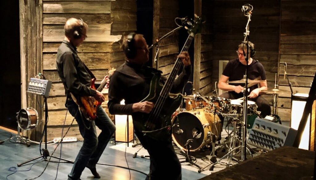 Livenä äänittäminen Astia-studiolla. Dr. Papas pohjaraitojen kimpussa