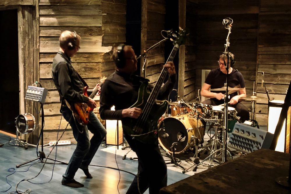 Livenä äänittäminen Astia-studiolla. Dr. Papas pohjaraitojen kimpussa