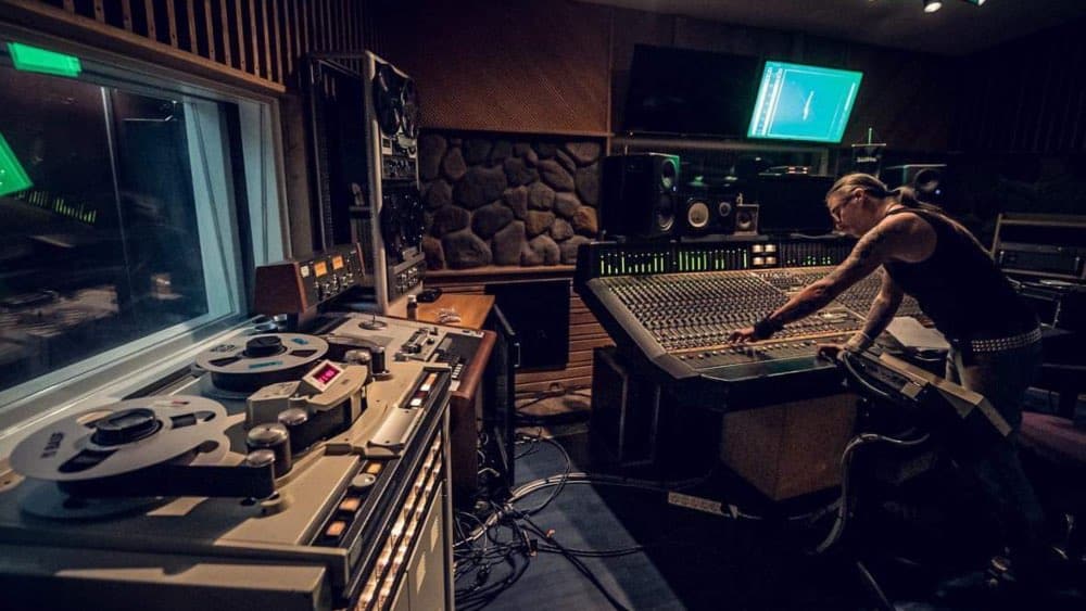 Anssi Kippo Astia-studio A:n tarkkaamossa 2024.