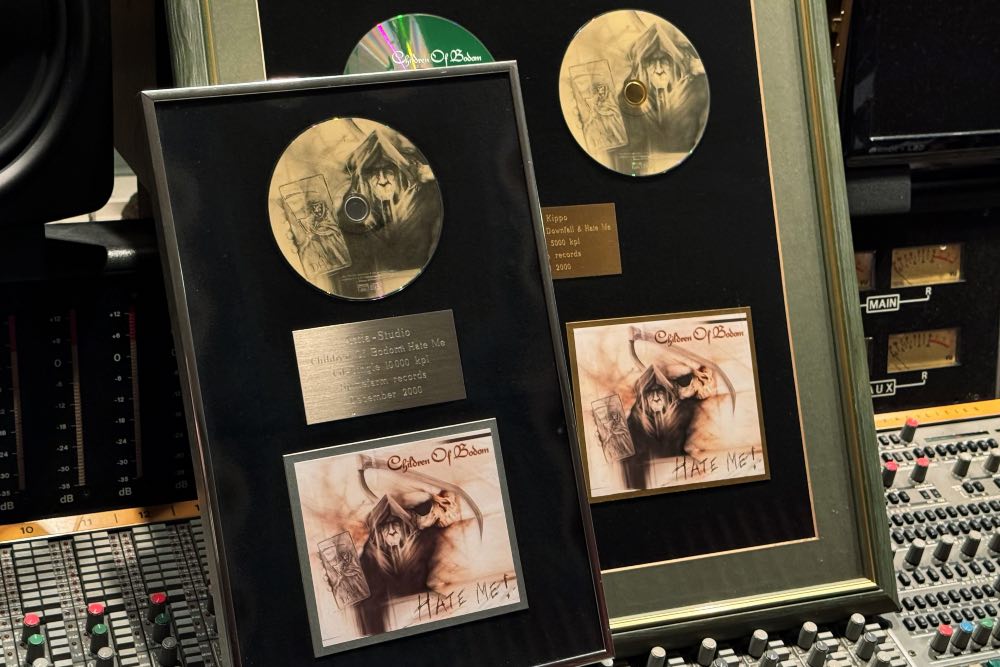 Children of Bodomin Hate Me! -singlen platina- ja kultalevyt Astia-studiolla.