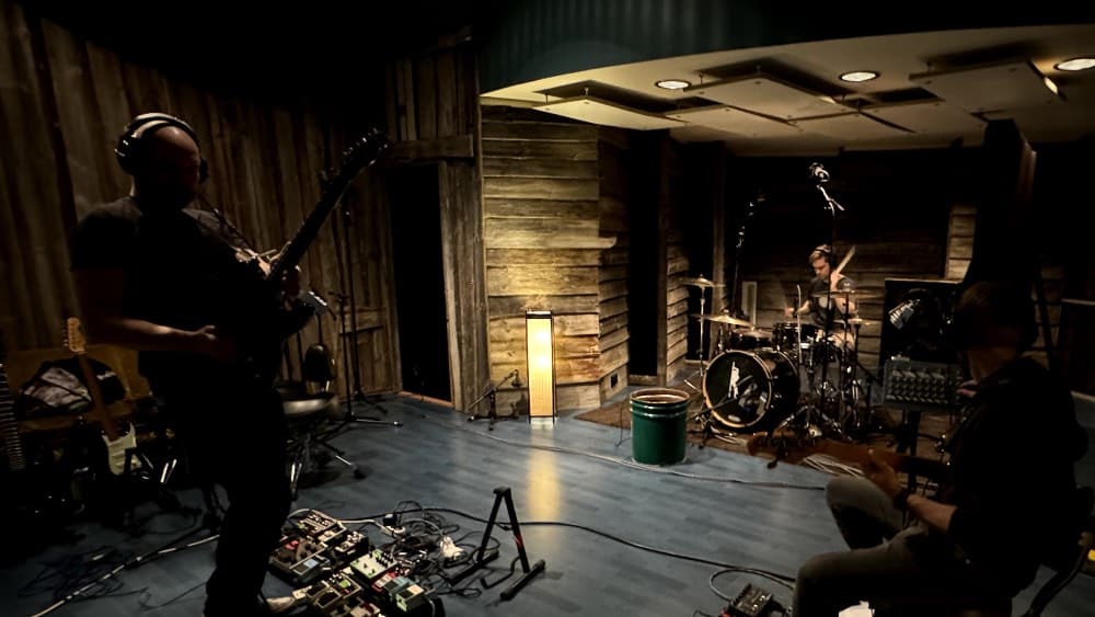 Delfoi Road -yhtyeen Sampo Oikarinen Astia-studio A:n rumpuhuoneessa 2025.