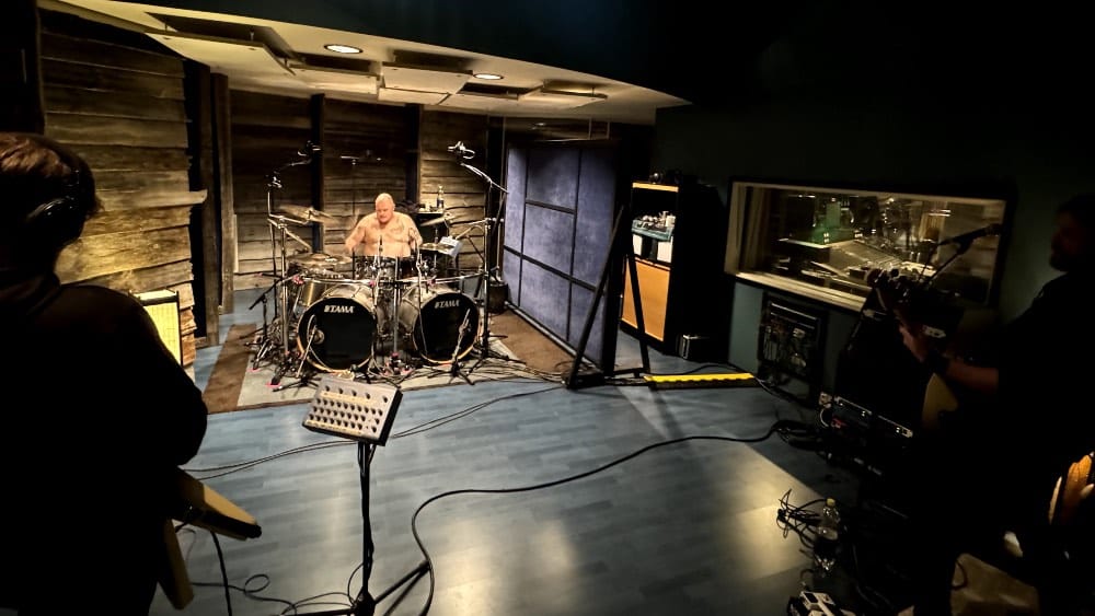 Petrolbreath-yhtyeen Tuomas Patanen Astia-studio A:n rumpuhuoneessa 2025.