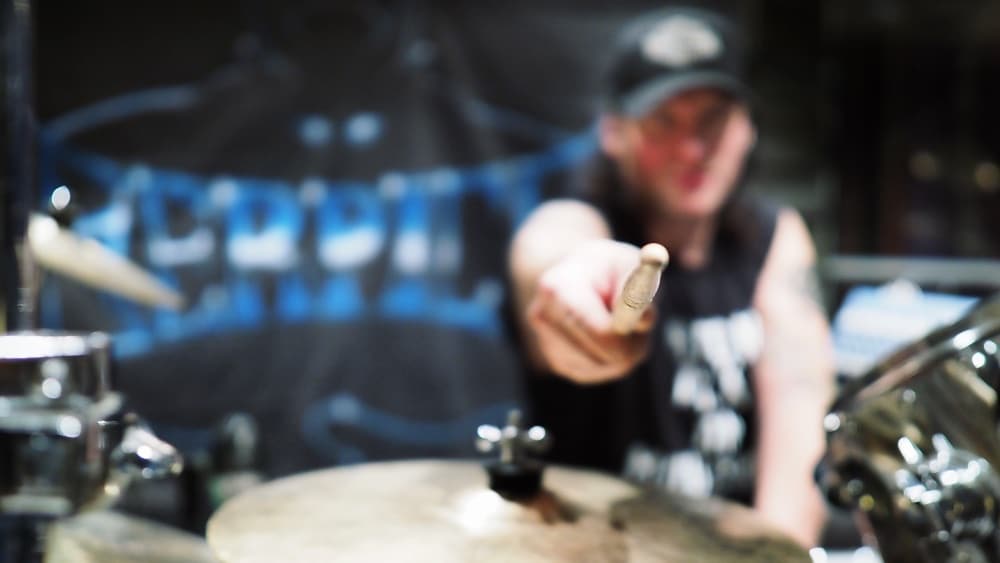 Serpico-yhtyeen rumpali Jani Astia-studio A:n rumpuhuoneessa 2024