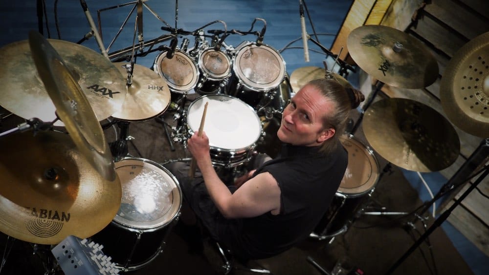 Sessiorumpali ja rumputubettaja Toni Paananen Astia-studio A:n rumpuhuoneessa 2024.