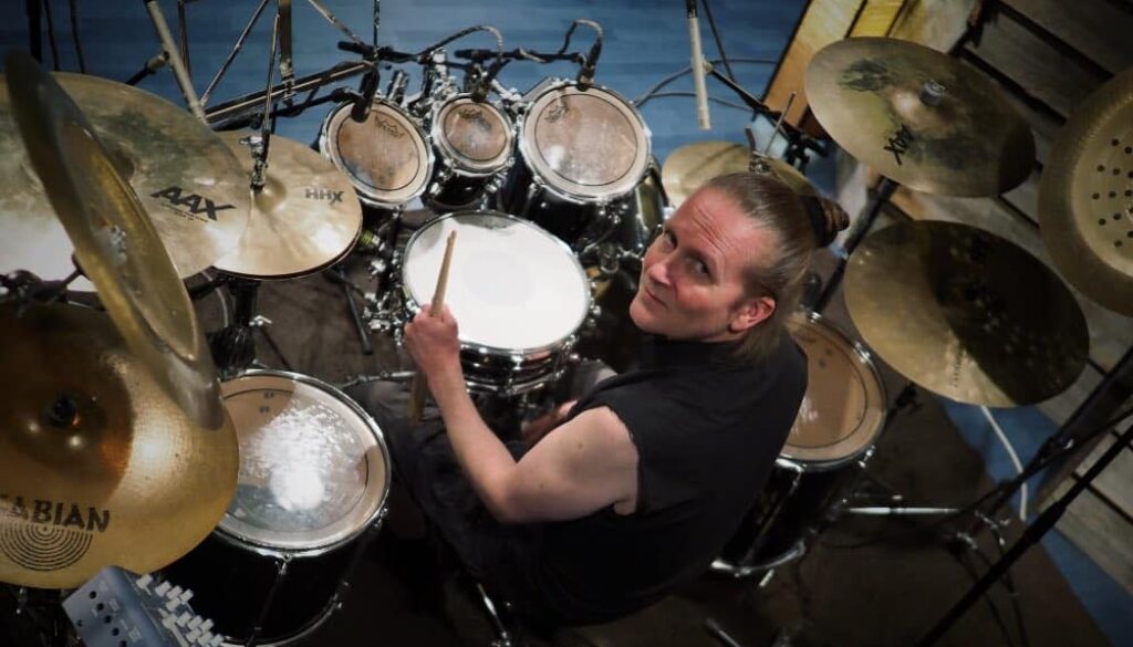 Toni Paananen Astia-studio A:n rumpuhuoneessa lokakuussa 2024