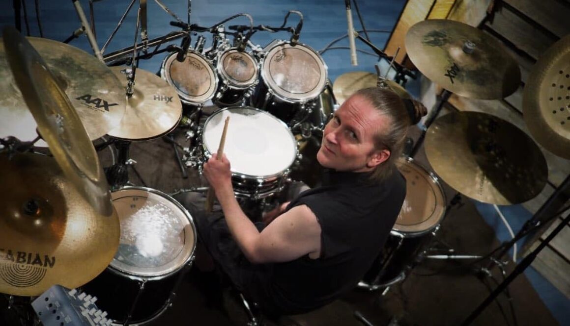 Toni Paananen Astia-studio A:n rumpuhuoneessa lokakuussa 2024