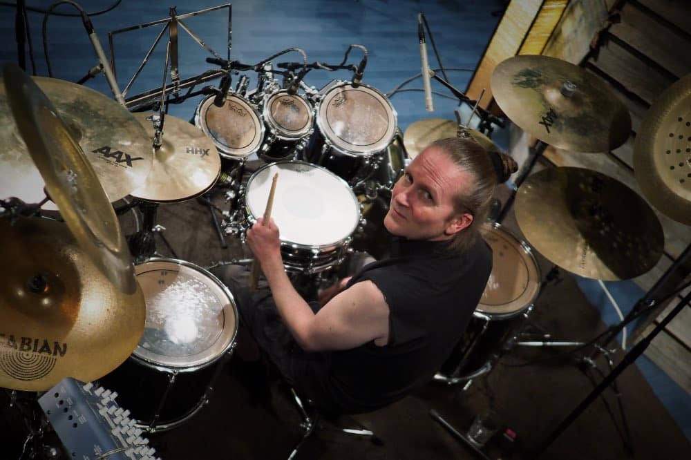 Toni Paananen Astia-studio A:n rumpuhuoneessa lokakuussa 2024