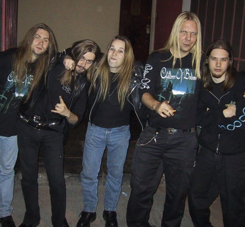 Rumpali Jaska Raatikainen, musiikkituottaja ja keikkamiksaaja Anssi Kippo, kitaristi-laulaja Alexi Laiho, kiertuemanageri Ewo Pohjola ja kosketinsoittaja Janne Wirman Children of Bodom -yhtyeen Etelä-Amerikan kiertueella vuonna 2001.