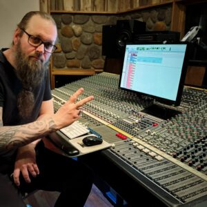 Astia-studion tarjoama palvelu: tee tietokoneäänitys musiikkituottaja Miitri Aaltonen kanssa B-studiossa.