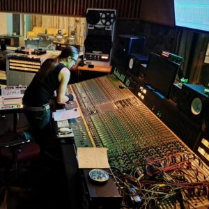 Astia-studion tarjoama palvelu: tee kelanauhaäänitys A-studiossa musiikkituottaja Anssi Kipon kanssa.