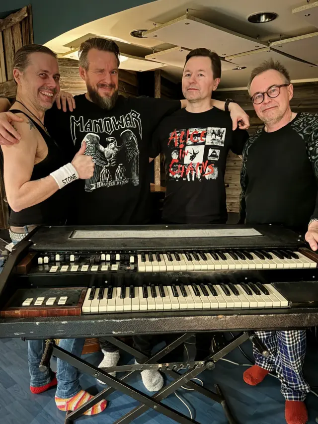 A Hammond w/Leslie, vocals w/Neumann U67 tube mic, lots of cool guitar tracks and mixing & mastering 6 songs. All that in 5 days with Hidden Pathways in Astia-studio A. ⭐️

All recording and mixing is done to RTM SM900 magnetic tape using VOVOX sound conductors. 🤘

Stay tuned for another great analogue signal parh release. 😍

@hiddenpathwaysofficial @esa.anttil @tuborgiii @jatsijaa @tridentaudio @rtm_tape @vovox_ag @gibsonguitar @yamahans10 @officialhammondorgan 

#hiddenpathways #esaanttila #astiastudio #anssikippo