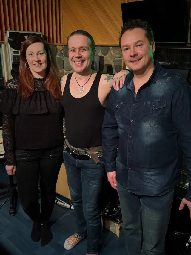 Joan & Jan kävivät Astia-studiolla työstämässä toisen EP:n yhdessä musiikkituottaja Anssi Kipon kanssa. ⭐️
 
Tälläkin kertaa piano, akustinen kitara ja molempien laulut taltioitiin livenä magneettinauhalle. Kolme sykähdyttävää uutta kappaletta julkaistaan keväällä 2026. 😊👍
 
Joanin ääni poimittiin Pave Maijasen vanhalla Neumann U67-putkimikrofonilla ja Jan lauloi Telefunken M80-mikrofoniin. Akustinen kitara otettiin Universal Audion putki d.i.-boksin ohella myös AKG 452:lla. Kaikulaitteena käytimme putkilla toimivaa 70-luvun EMT-140 stereo-levykaikua ja hardware-kompressoreina muun muassa LA2A, 1176, TLA C-1 ja Drawmer 1968 ME. Äänisignaali kuljetettiin VOVOX-kaapeleilla ja mikrofonietuasteina käytimme Trident Vector 432 -miksauspöydän mikkietusia.
 
Kappaleet äänitetiin ja miksattiin RTM SM900-magneettinauhalle ilman tietokonetta eli ilman editointia ja lauluraitojen virittämistä digitaalisilla työkaluilla. Sessio saatiin valmiiksi yhdessä 10-tuntisessa studiopäivässä. 🔥🔥🔥
 
@joanjajan_music @rtm_tape @vovox_ag @tridentvintageconsoles @neumann.berlin @telefunken_mics @drawmerpro @akgaudio 
 
#joanjajan #astiastudio #anssikippo #neumannu67 #telefunkenm80