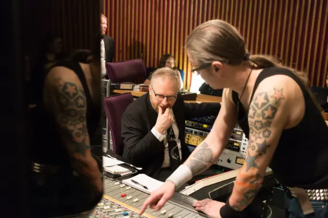 Humppatheque! Karlo Haapiainen & Varaslähtö viettivät tunnerikkaan viikonlopun musiikkituottaja Anssi Kipon kanssa Astia-studio A:ssa. ⭐️

Magneettinauhalle tarttui yhdeksän lanteita keinuttavaa kappaletta, jotka taltioitiin kuoro-osioita lukuunottamatta livenä. Salaiseen maailmaan vievä kokoonpano oli seuraava: rummut, perkussiot, kontrabasso, mandoliini, kitara, haitari, tuuba, klarinetti, oboe, trumpetti, kaksi viulua ja laulu. 🔥🔥🔥

Session valokuvasi Minna Mänttäri. 🙏

@karlohaapiainen @ja_varaslahto @seppoaikas @ada.forsell @annimatleenap @volter.putro @emmimaijanen @jarvelahanna @laurihuo @seppotoivari @jounikononen @oscarelhusseini @tridentaudio @rtm_tape @vovox_ag @neumann.berlin @akgaudio @shure @minnamanttari 

#karlohaapiainenjavaraslähtö #astiastudio #analoginenäänitys #humppatheque #lappeenranta