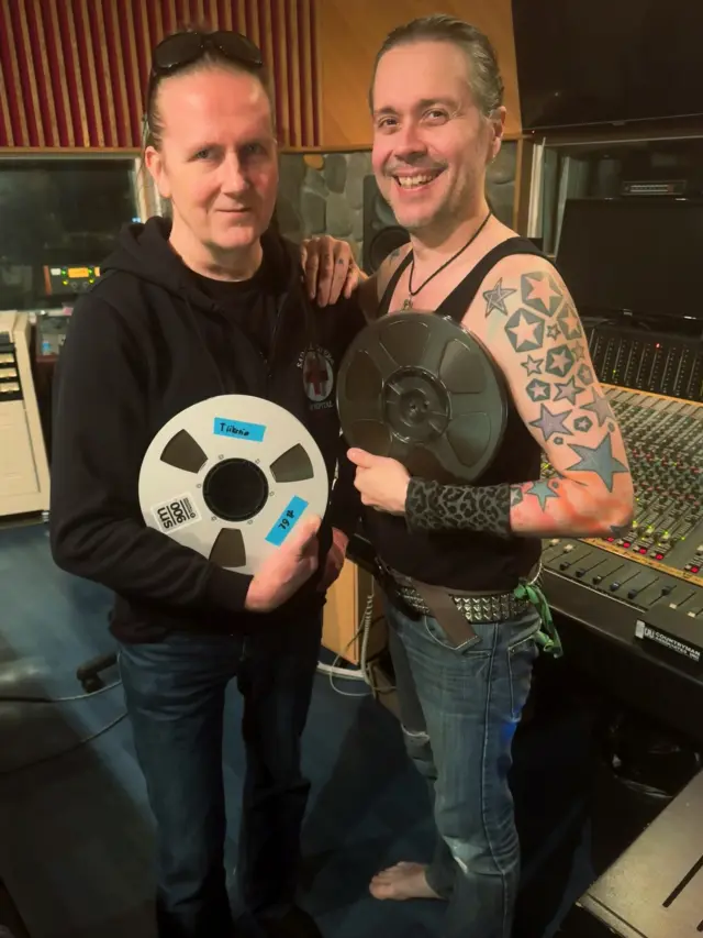 Toni Paananen recorded a new drum cover in Astia-studio A with producer Anssi Kippo. ⭐️

As it has been the case dozens of times before, King Crimson’s Frame by Frame was recorded on and mixed to RTM SM900 magnetic tape using VOVOX sound conductors. There’s no editing, no multiple takes combined, and no drum samples. What you’ll hear is the real drums captured with microphones without any trickery. 😍👍

If you like cool drumming and honest sound, check out Toni’s YouTube page. 👌

@pearldrumsfinland @officialtamadrums @sabiancymbalsscandinavia @balbexdrumsticks @komppisorvaamo @tonipaananenofficial @rtm_tape @tridentvintageconsoles @vovox_ag 

#tonipaananen #kingcrimson #framebyframe #drumcover #astiastudio