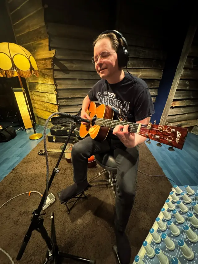 The 5th Hidden Pathways session was completed in Astia-studio A with producer Anssi Kippo. The debut album is nearing completion as 9 out of 10 songs are done. ⭐️

Esa Anttila played both electric and acoustic guitars, Jatsi Jaatinen nailed the keyboards, and Tuomas Kaila’s emotional vocals were all captured on RTM SM900 magnetic tape using VOVOX sound conductors and power cables. 🔥🔥🔥

Stay tuned for the very cool analogue signal path release from Hidden Pathways. ✨

@hiddenpathwaysofficial @tuborgiii @jatsijaa @tonipaananenofficial @jprogk @collingsguitars @gibsonguitar @vovox_ag @akgaudio @neumann.berlin @tridentaudio @rtm_tape @audiotechnicaemea 

#hiddenpathways #astiastudio #recording #äänitys #lappeenranta