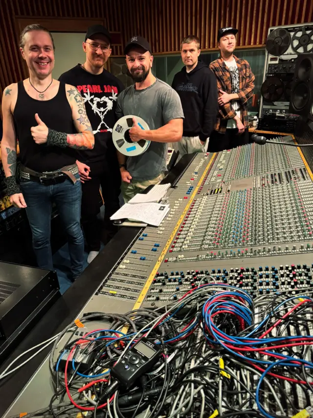 The Phenomen band entered Astia-studio (a.k.a. ”Anssi’s school of music”) for the 2nd time to work with music producer Anssi Kippo. ⭐️

In one 12-hour studio day, a new single called ”She’s the Devil” was recorded, mixed, and mastered. All recording and mixing were done using only analog gear on RTM SM900 magnetic tape with VOVOX sound conductors. 👌

Stay tuned for a cool new release. 😍

@thephenomenband @tridentaudio @rtm_tape @vovox_ag @raunold @gronis3000 

#thephenomen #astiastudio #anssikippo #rtmsm900 #tridentconsole